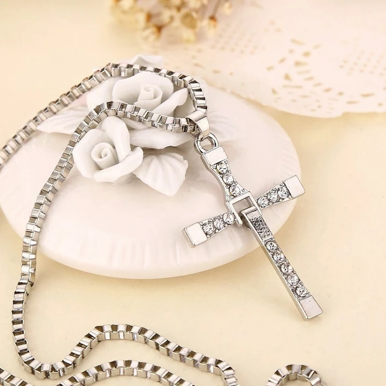 Auto- ja urbaani asuste – risti synteettisillä kivillä