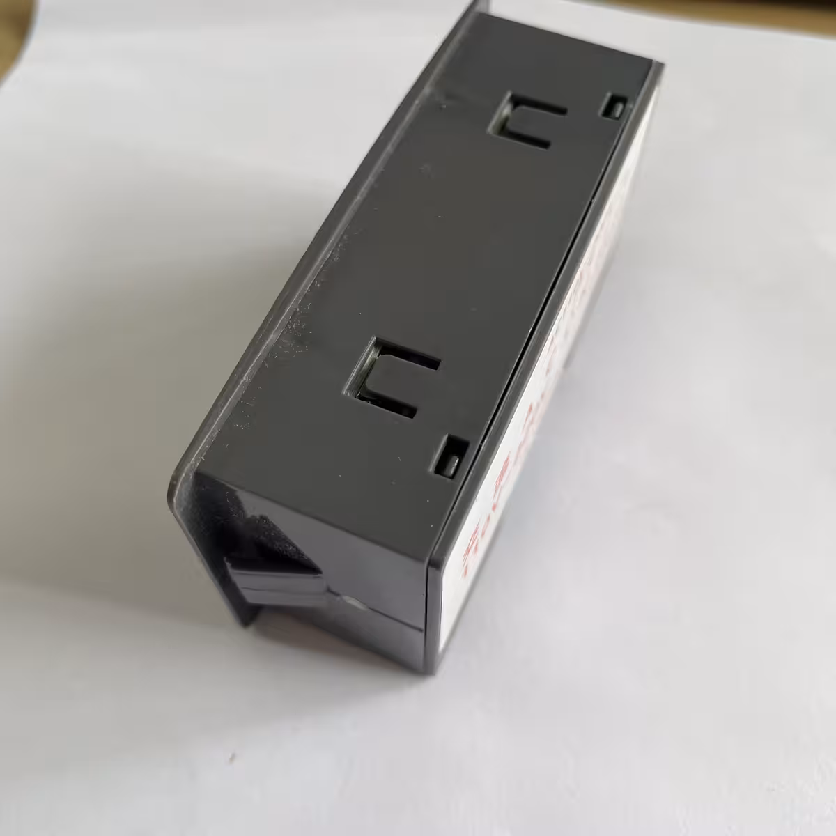 Laitteisto viiveen säätämiseen sähköpiireissä