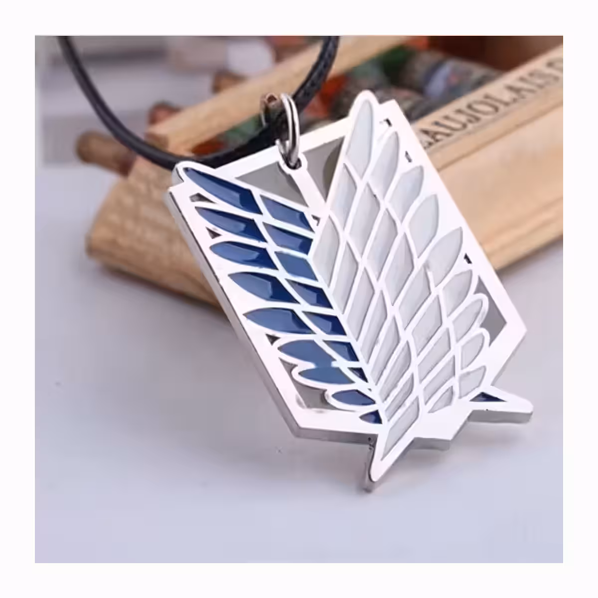 Anime-kaulakoru hopeariipuksella Attack on Titan