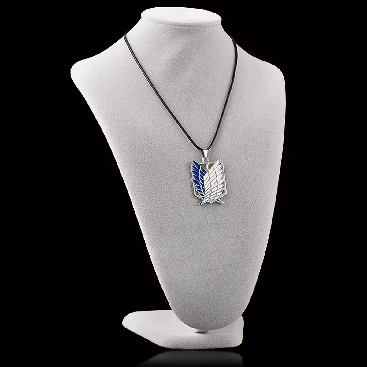 Hopeinen Attack on Titan -riipus – täydellinen anime-faneille