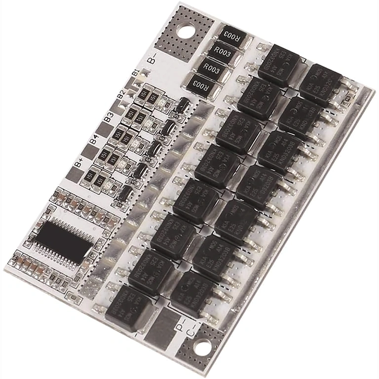 Lähikuva BMS 5S 100A moduulin komponenteista Yksityiskohtainen kuva BMS 5S 100A etupuolesta, elektroniset komponentit selvästi näkyvissä