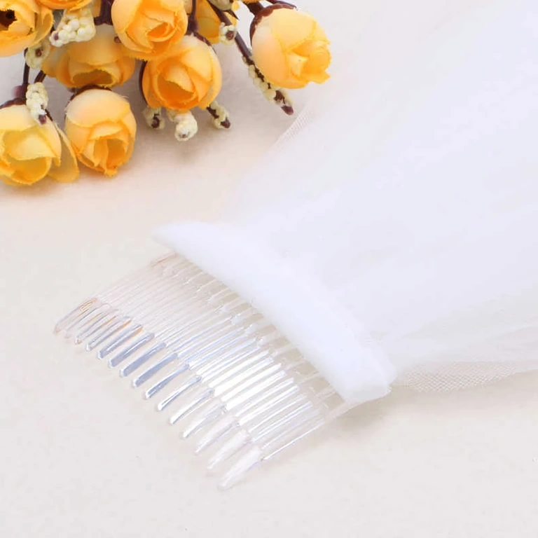 Pitkä katedraalivoiletti, morsian Näyttävä pitkä verho, kampakiinnitys – kuninkaallinen häätyyli