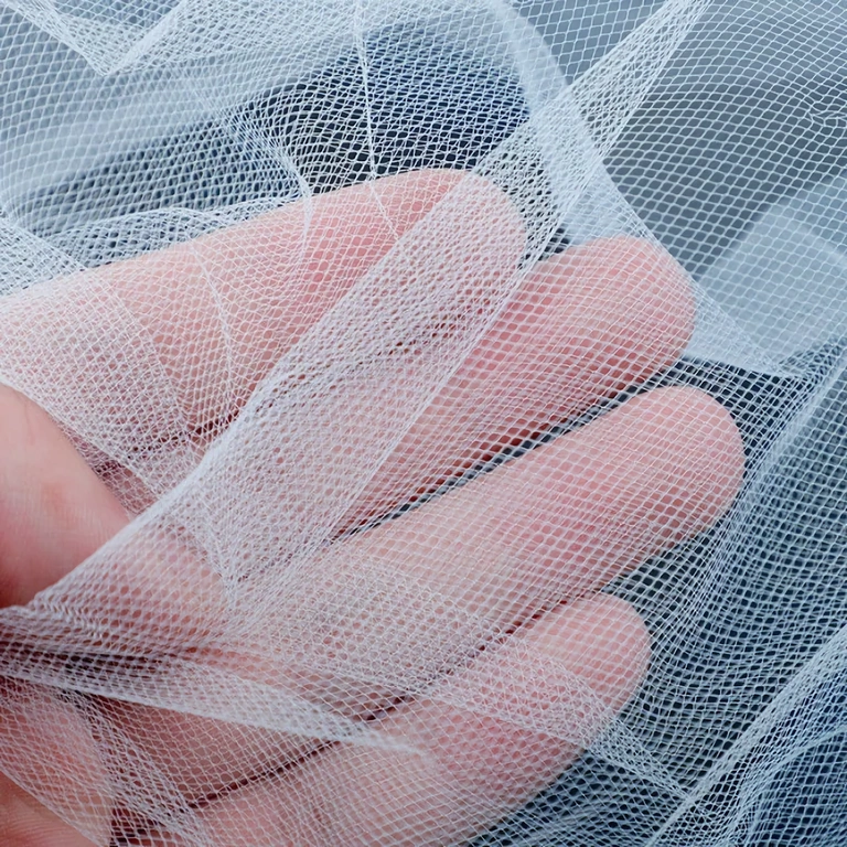 Valkoinen verho kiinnitetty kampaan, sopii löysiin kampauksiin tai nutturoihin