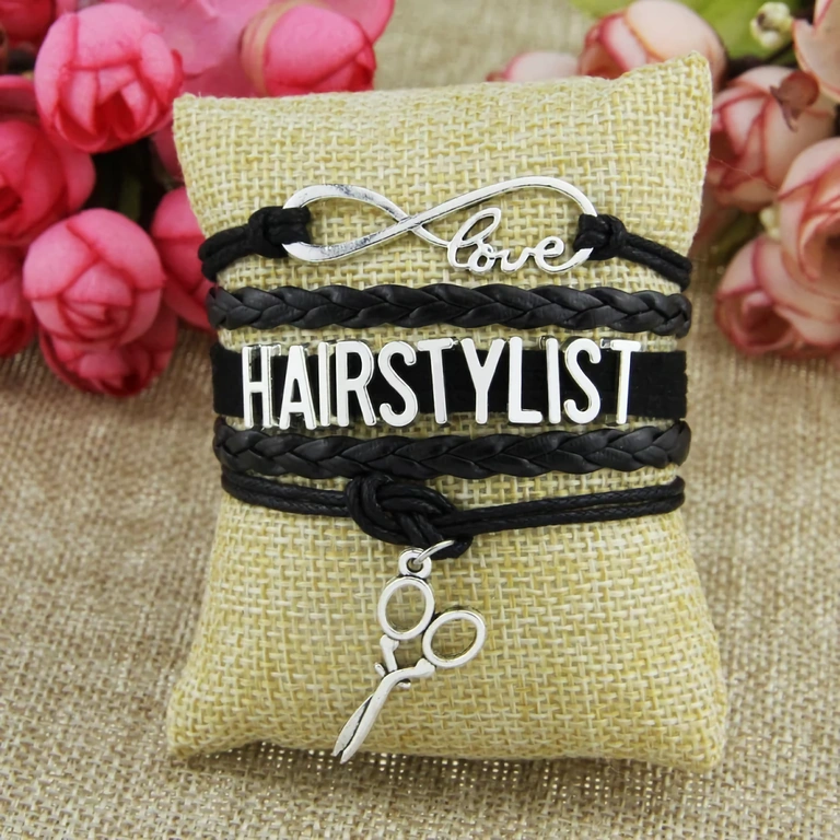 Tyylitelty rannekoru parturityökalujen designilla Koristeellinen rannekoru parturityökaluilla