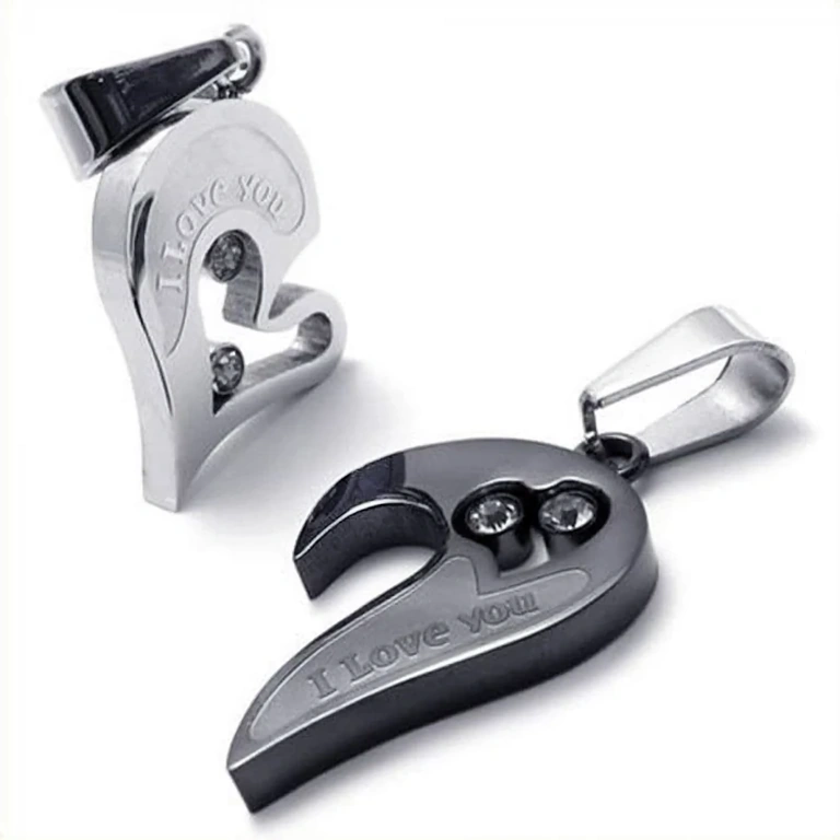 Kaksi sydänriipusta rakastuneille pareille