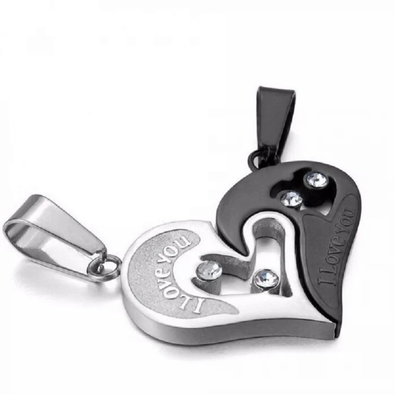 Kaksi sydänriipuksilla varustettua kaulaketjua pareille