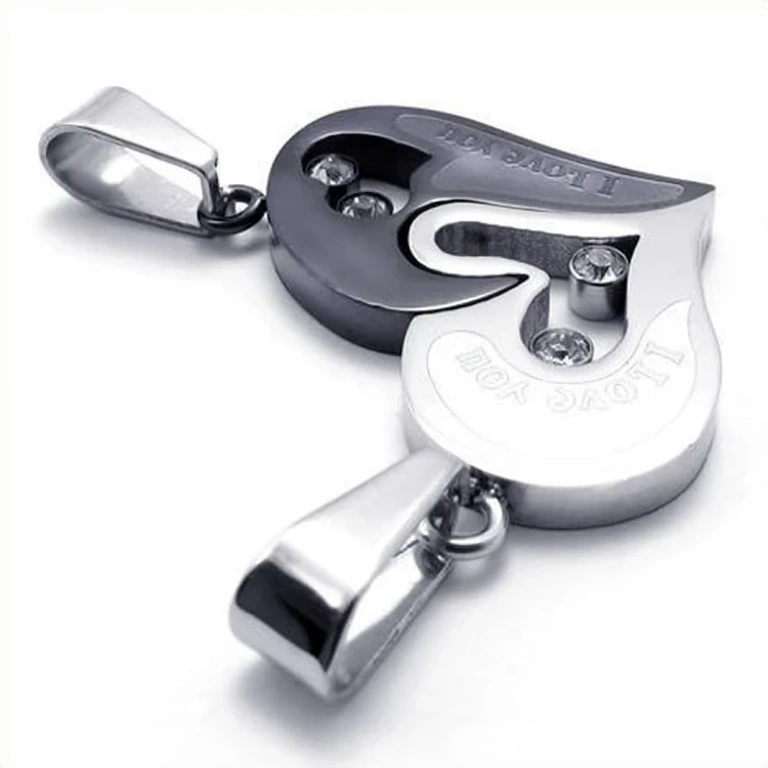 Sydänriipukset hopean- ja mustanvärisinä pareille