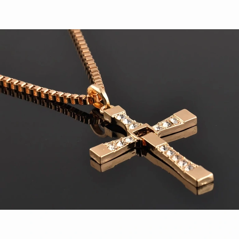 Kultainen ristipendantti Swarovskin kivillä Kultainen risti-riipus synteettisillä Swarovskin kivillä