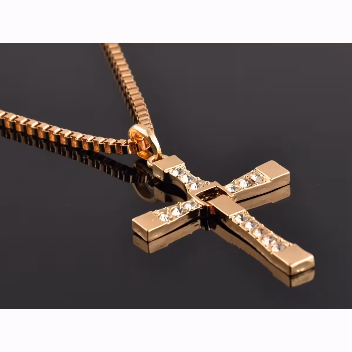 Kultainen risti-riipus synteettisillä Swarovskin kivillä