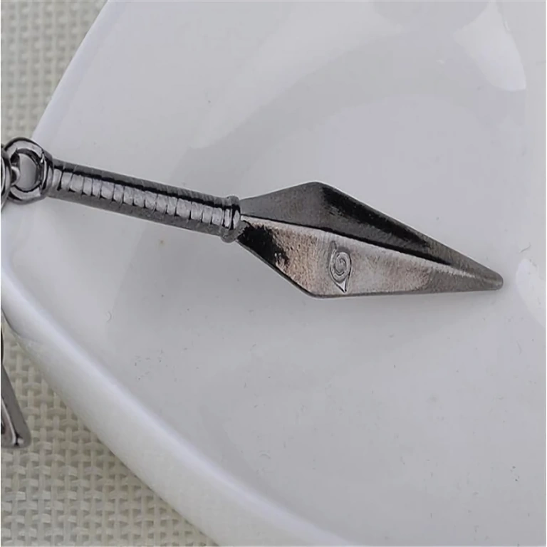 Metallinen Kunai-riipus nahkaketjulla