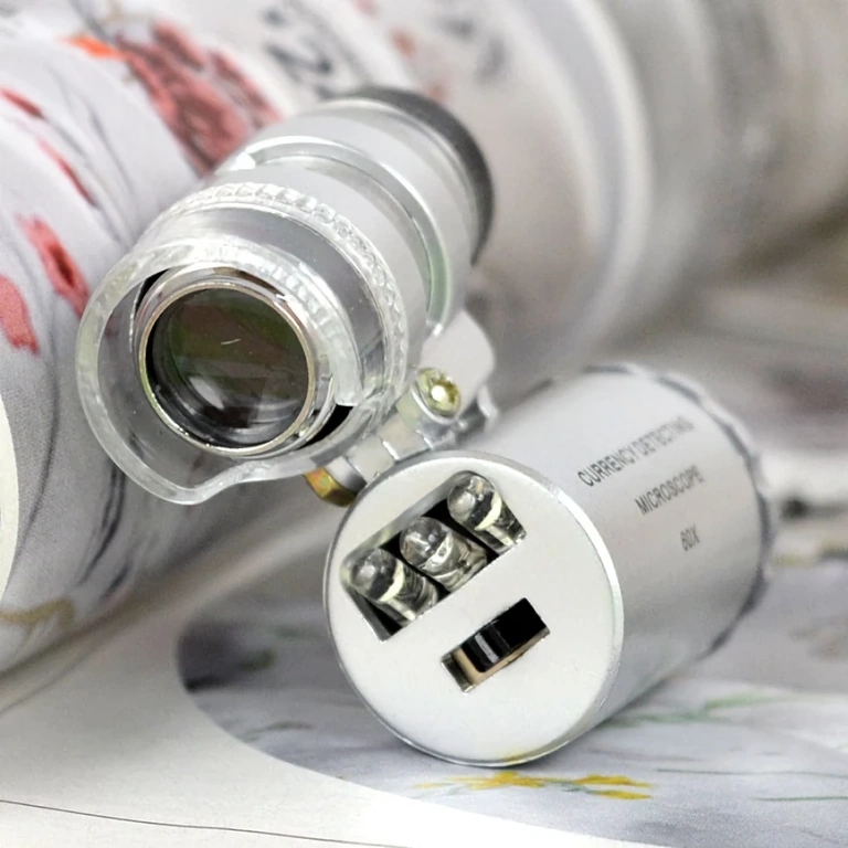 Kompakti kannettava mikroskooppi LED- ja UV-valolla tarkkaan tarkasteluun