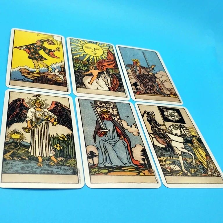 Suuri ja Pieni Arkana tarotkortit Suuri ja Pieni Arkana tarot-setissä lukemiseen ja tulkintaan