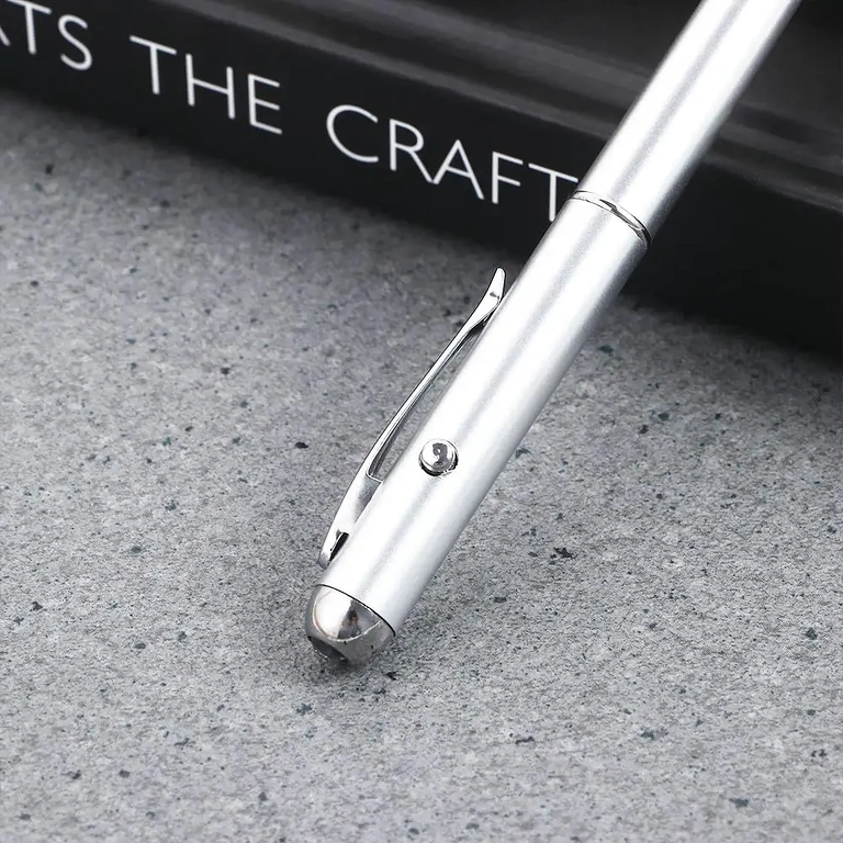 Hopeinen kynä integroidulla valolla viestien näkyväksi tekemiseen