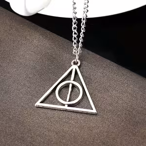 Harry Potter Deathly Hallows Kolmio-riipus Hopea – Taikakoru