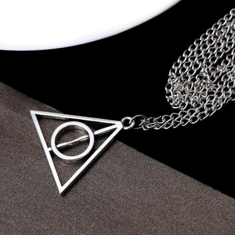 Kolmionmuotoinen maaginen kaulakoru Deathly Hallows -symbolin mukaan