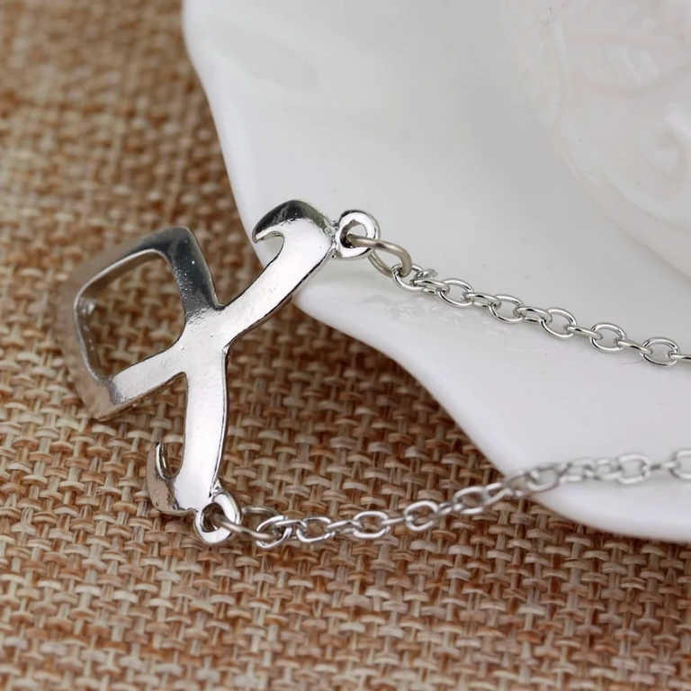 Medaljoni enkelisymbolilla – City of Bones Fantasiariipus Mortal Instruments -symbolien mukaan