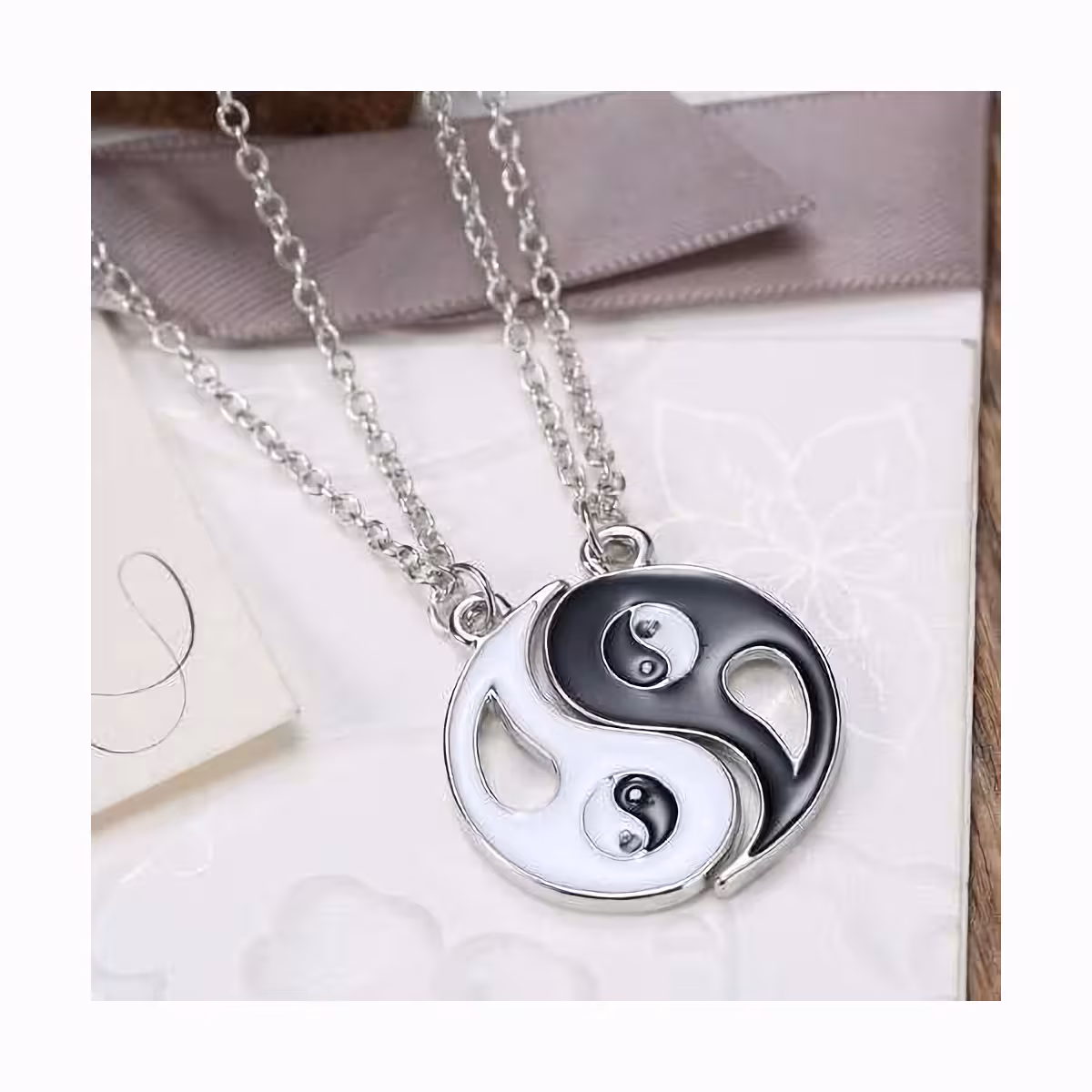 Medaljonki syvällisellä merkityksellä – vastakohtien vetovoima