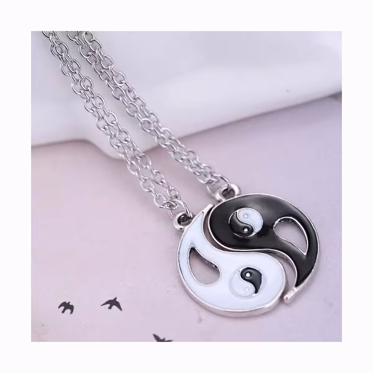 Hän ja hän -ketjut Yin Yang-riipuksella