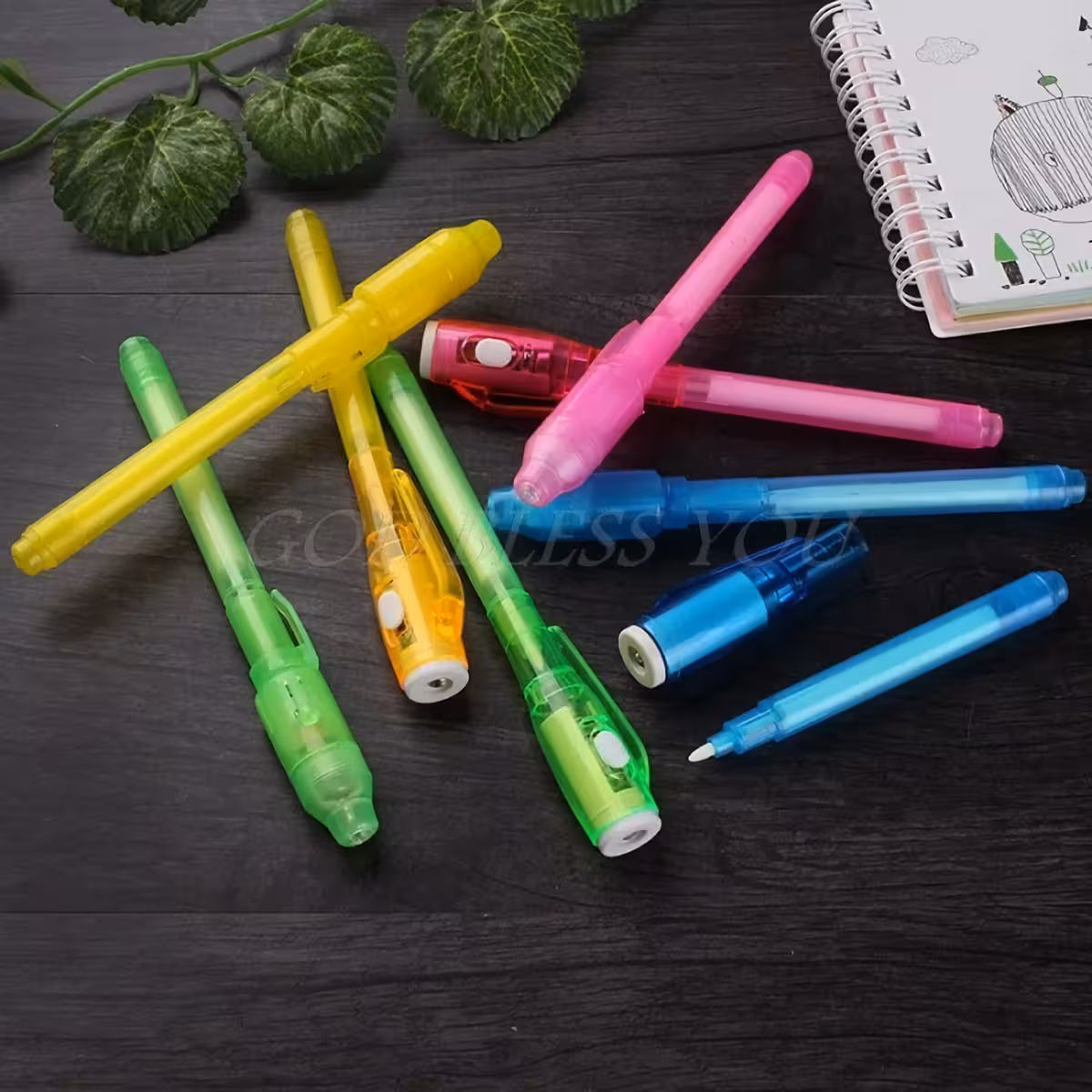 Kynä, jonka muste näkyy vain UV-valossa