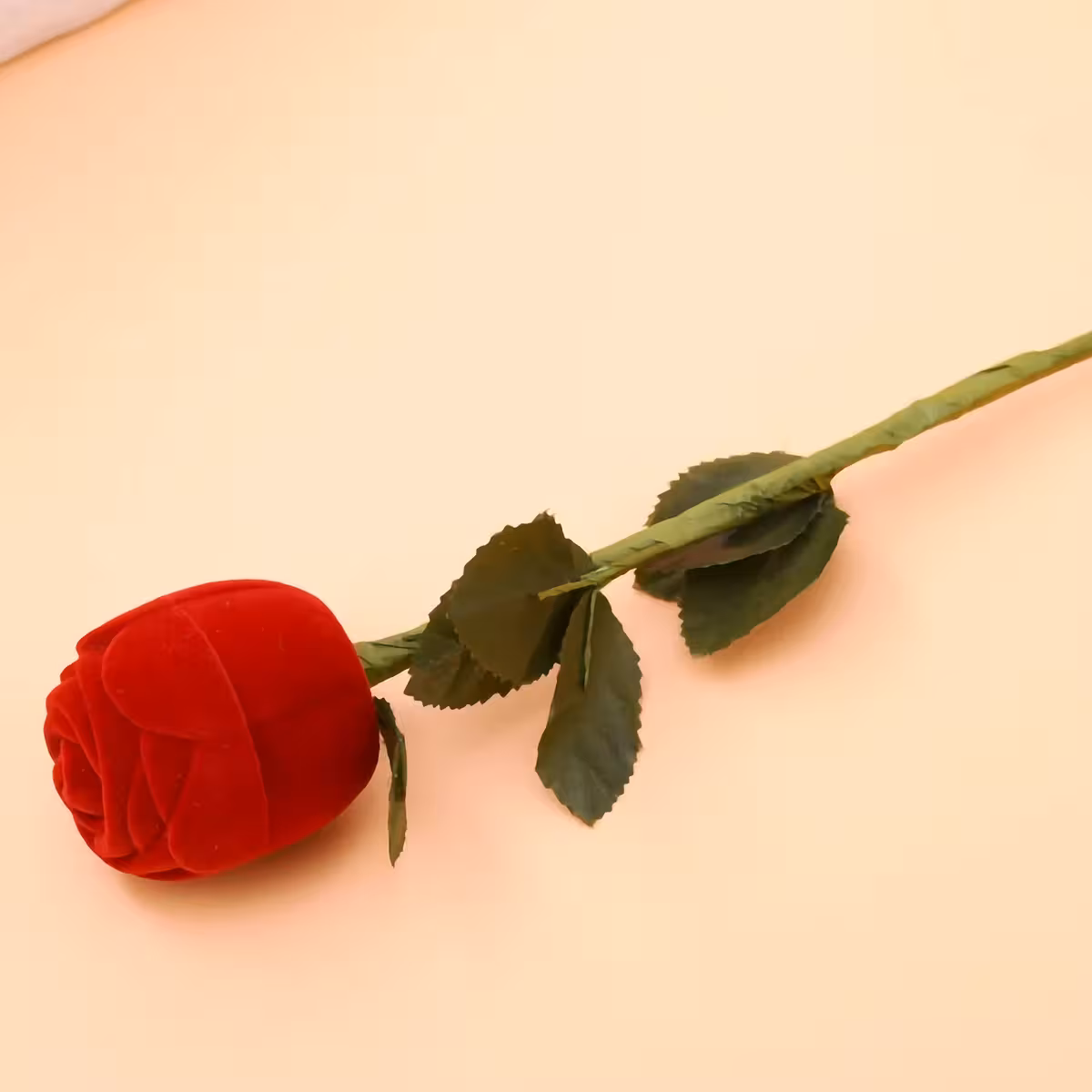 Punainen samettirasia koruille – sormus tai korvakorut