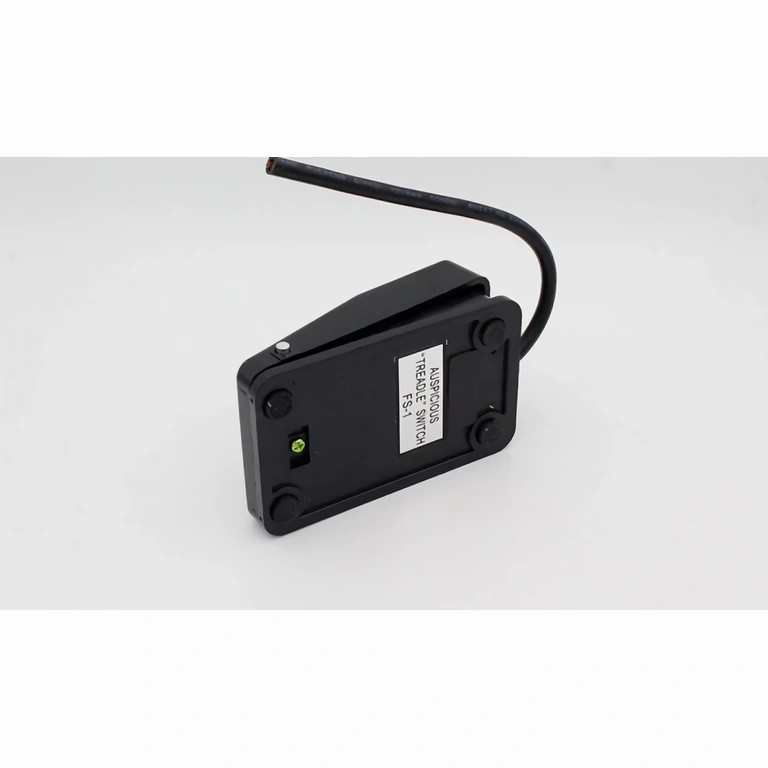 Sähkökytkin jalkapainikkeella, johdolla asennettava