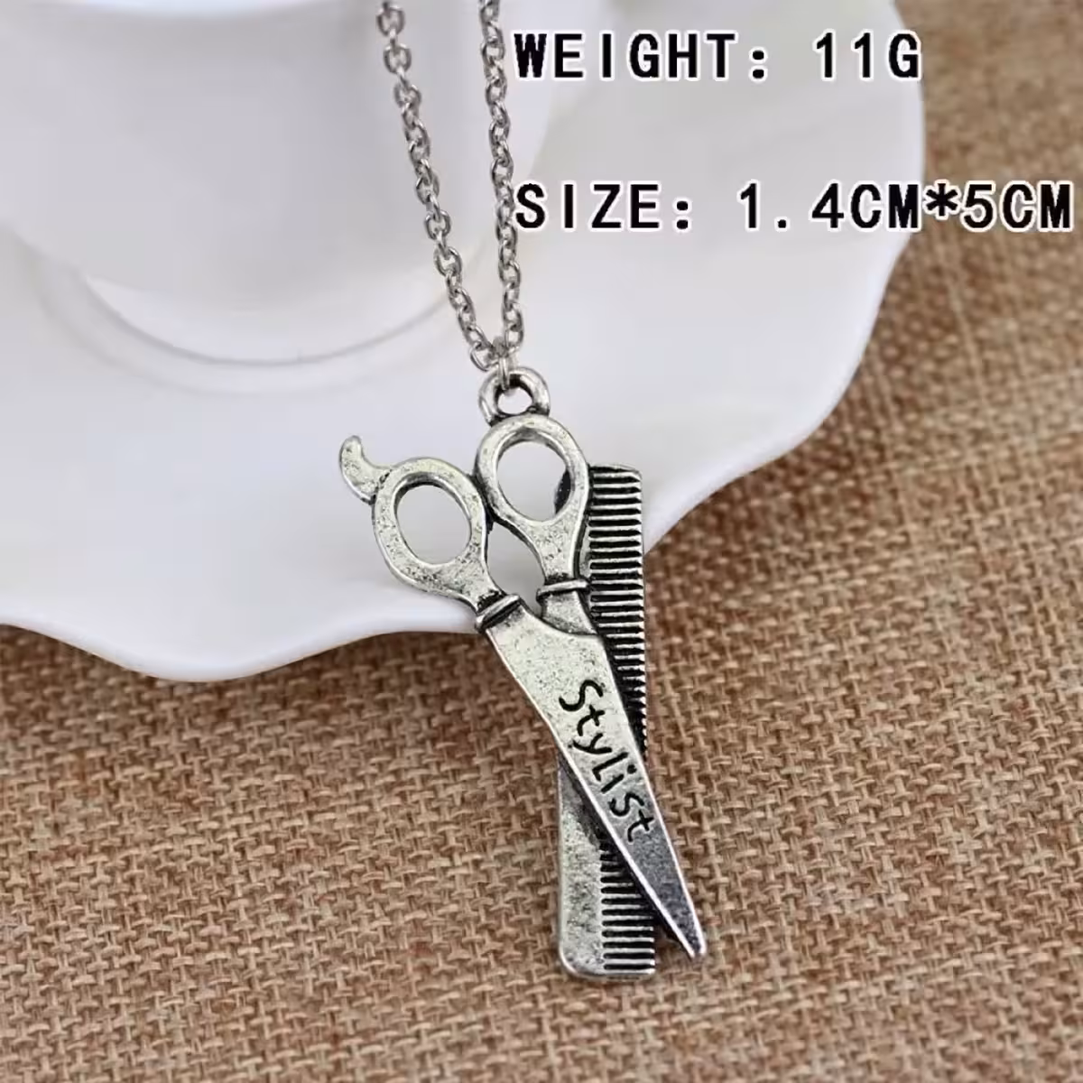 Riipus ammatillisilla työkaluilla kampaajille