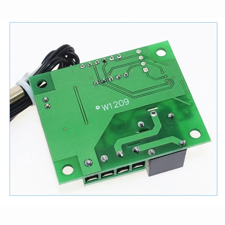 Takakansi – rele ja pinnit W1209 Kuva termostaatin piirilevyn takapuolesta liitinpinnit esillä