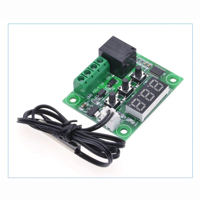 Digitaalisen termostaatin etupaneeli LED-näyttö ja lämpötilan säätöpainikkeet