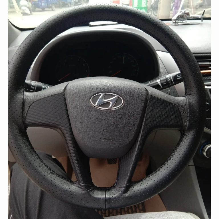 Musta tarkkuutta parantava rattinsuojus Mustaa nahkaa, pitävä pinta, mukava ajaminen