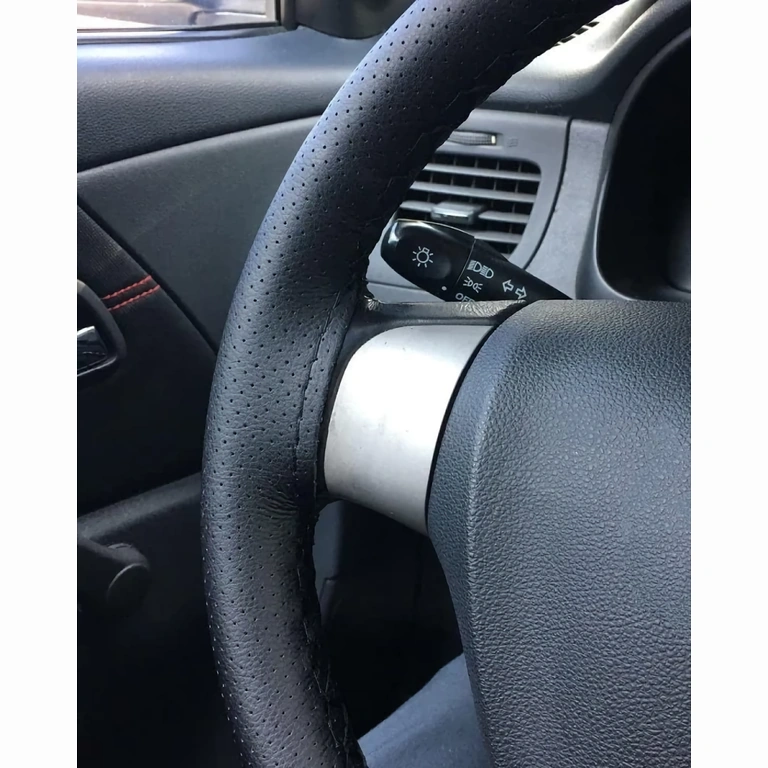 Premium perforoitu rattinsuojus nyörillä Premium-perforoitu nahkasuojus, urheilullinen design