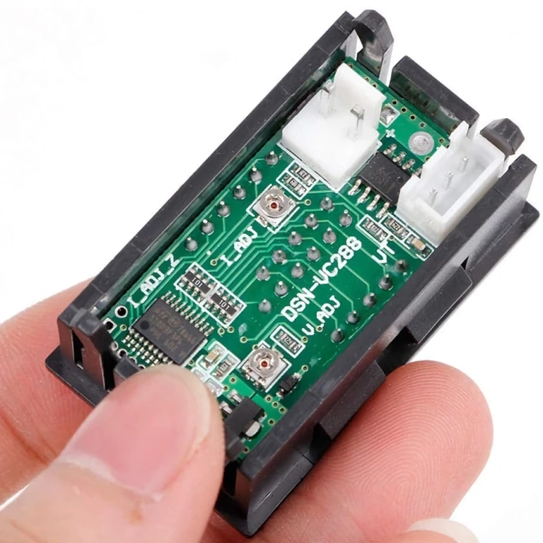 Paneelinäyttö jännitteelle ja DC-virralle