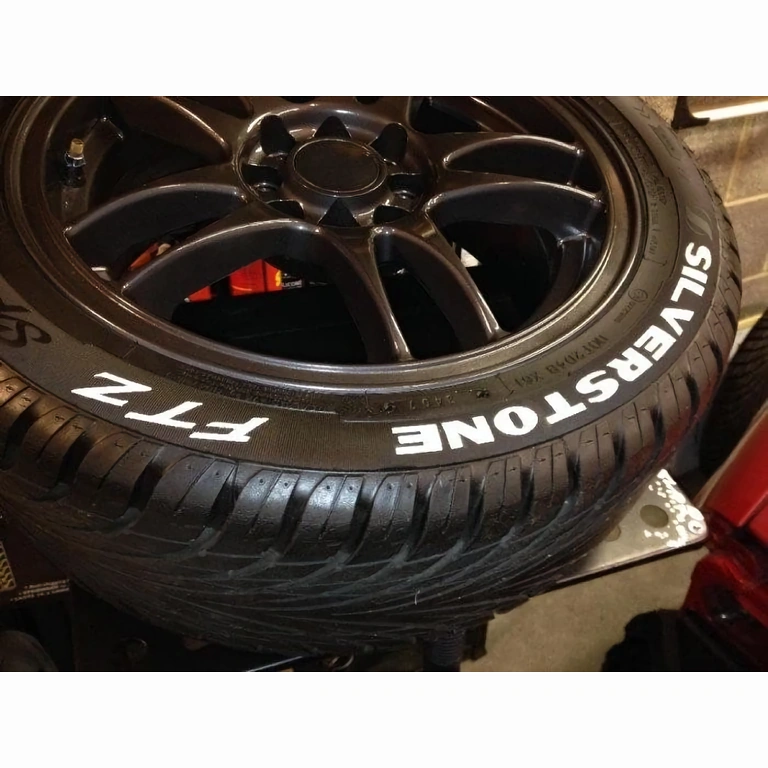 Nopeasti kuivuva valkoinen merkkauskynä Nopeasti kuivuva pysyvä valkoinen merkkauskynä