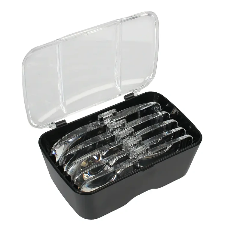 Suurennuslasit kotelolla ja puhdistusliinalla linsseille