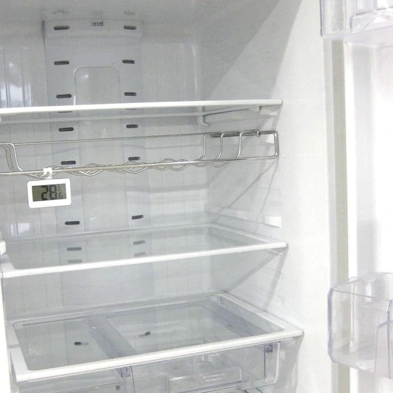 Sähköinen termometri kosteudenkestävälle käyttöön kylpyhuoneessa tai keittiössä