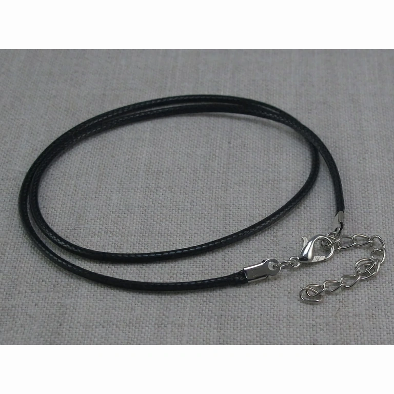 Vaaleanpunainen kvartsiriipus nahkaketjulla – parantava kristalli Ruusukvartsiriipus nahkanauhalla – lempeä ja suojaava energia