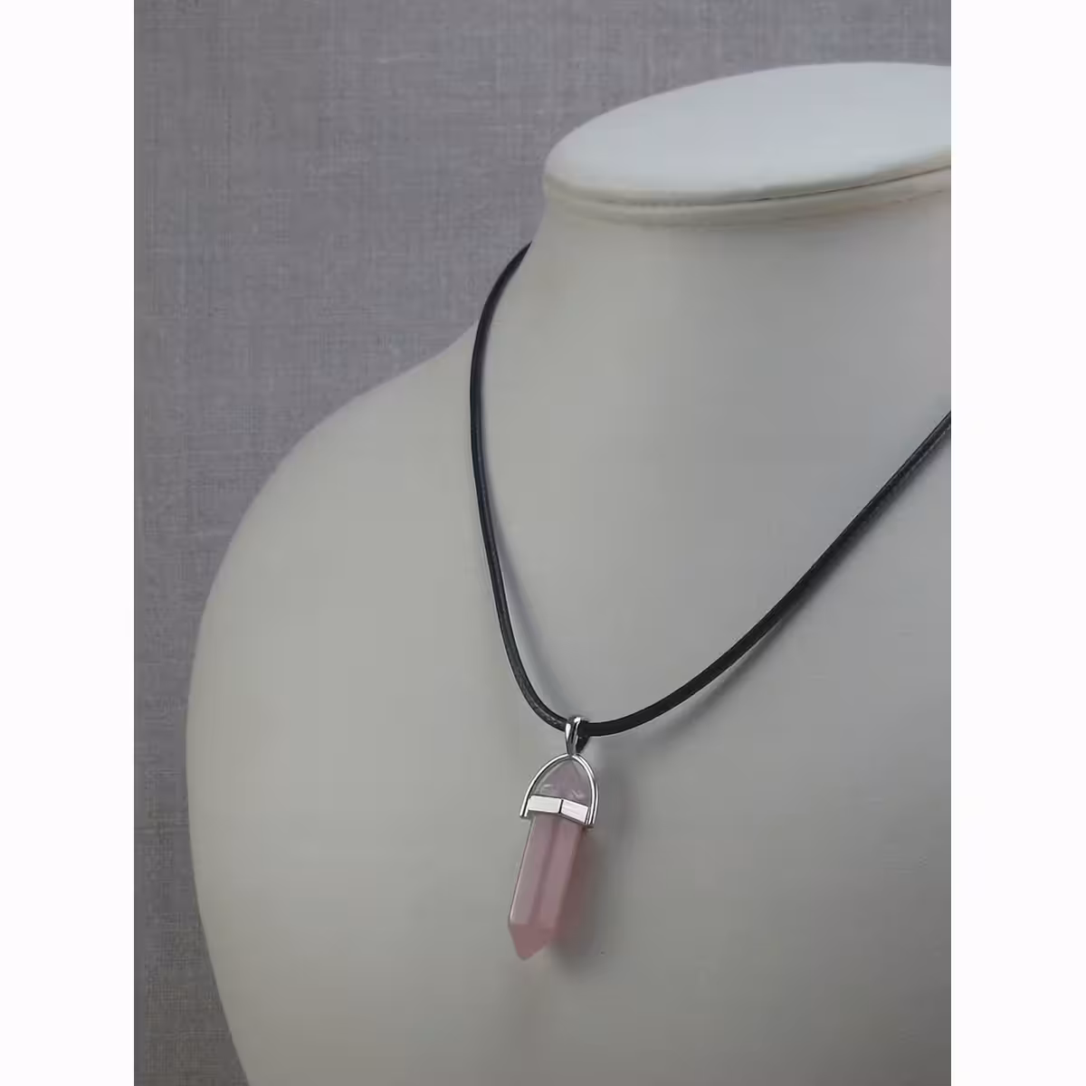 Ruusukvartsiriipus – rakkauden ja suojan symboli