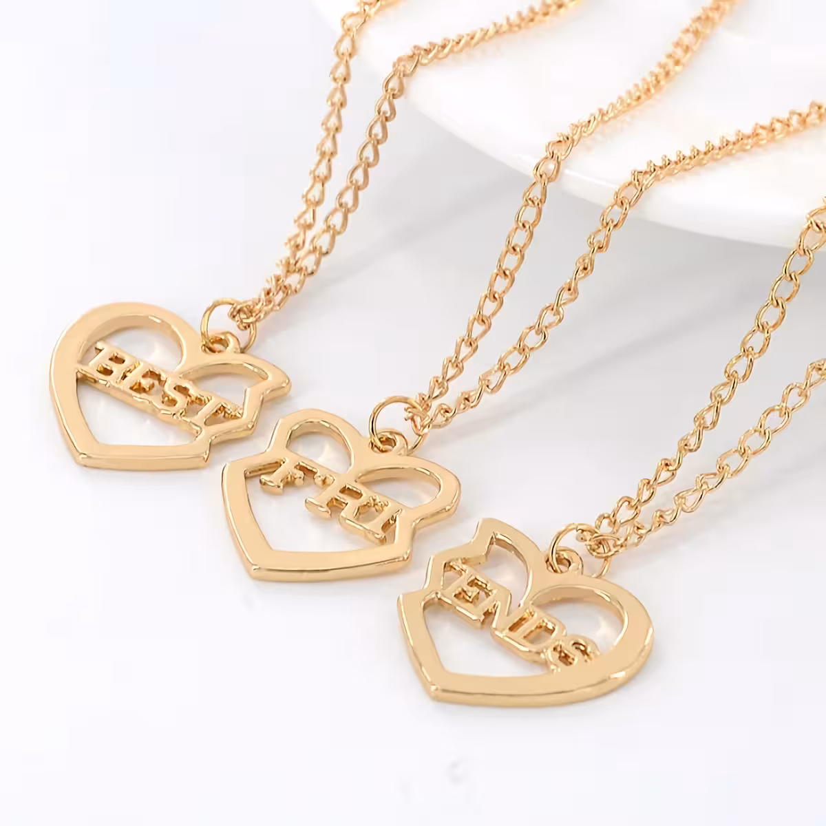 Kaulaketjut tekstillä Best Friends Forever, yksi riipus jokaiselle ystävälle