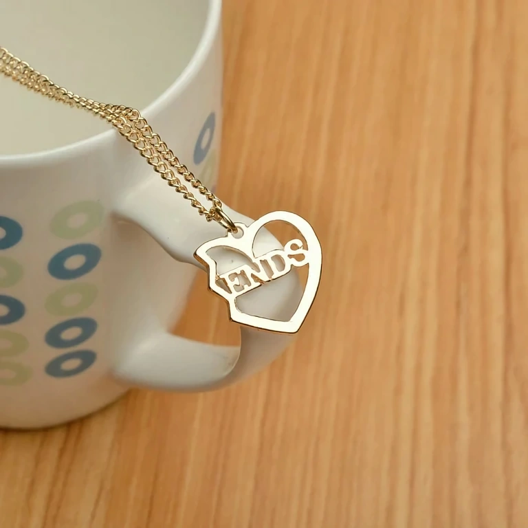 Kultaiset Best Friends Forever -kaulaketjut Kolme kultaketjua hyvälle ystävälle – sydänriipukset