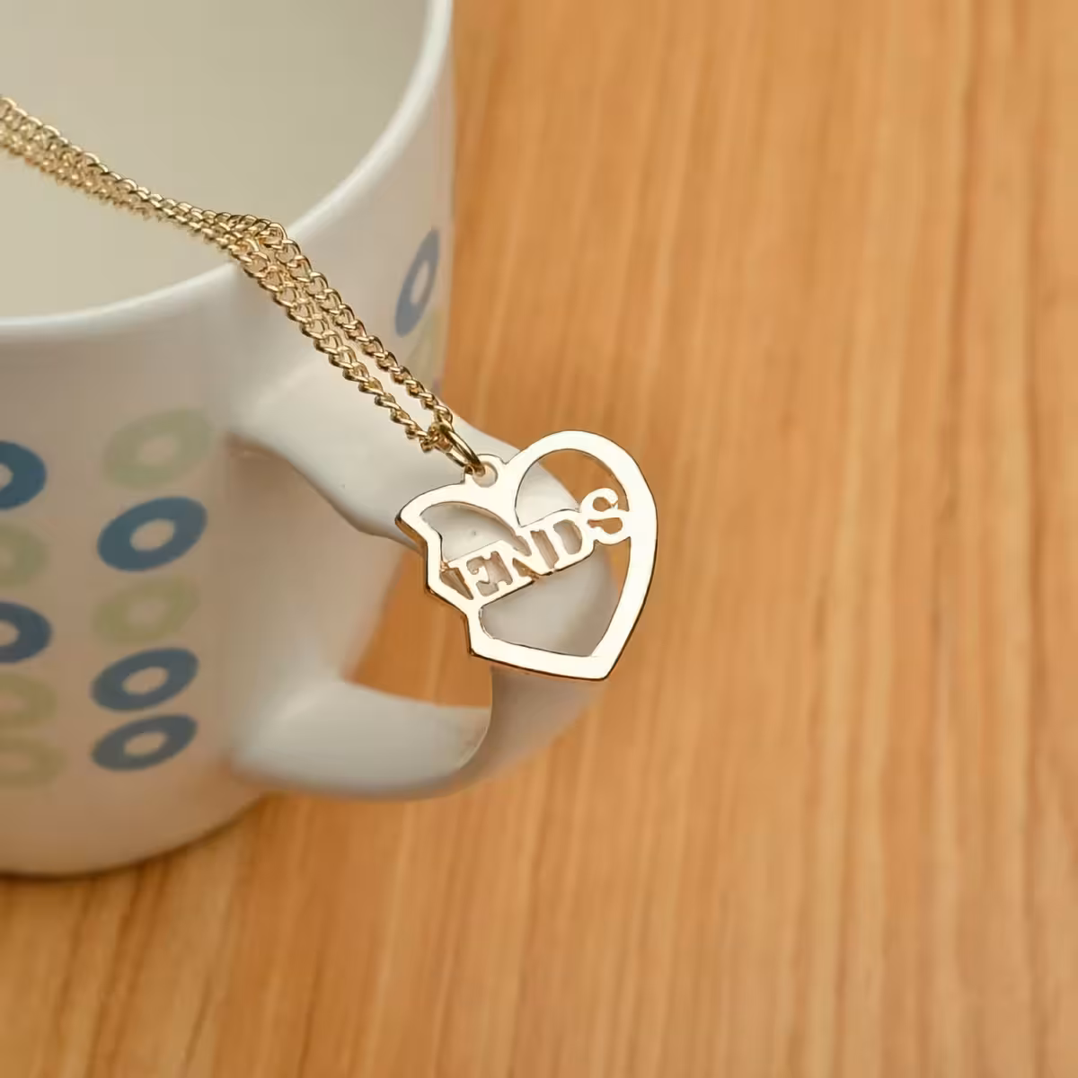 Kolme kultaketjua hyvälle ystävälle – sydänriipukset