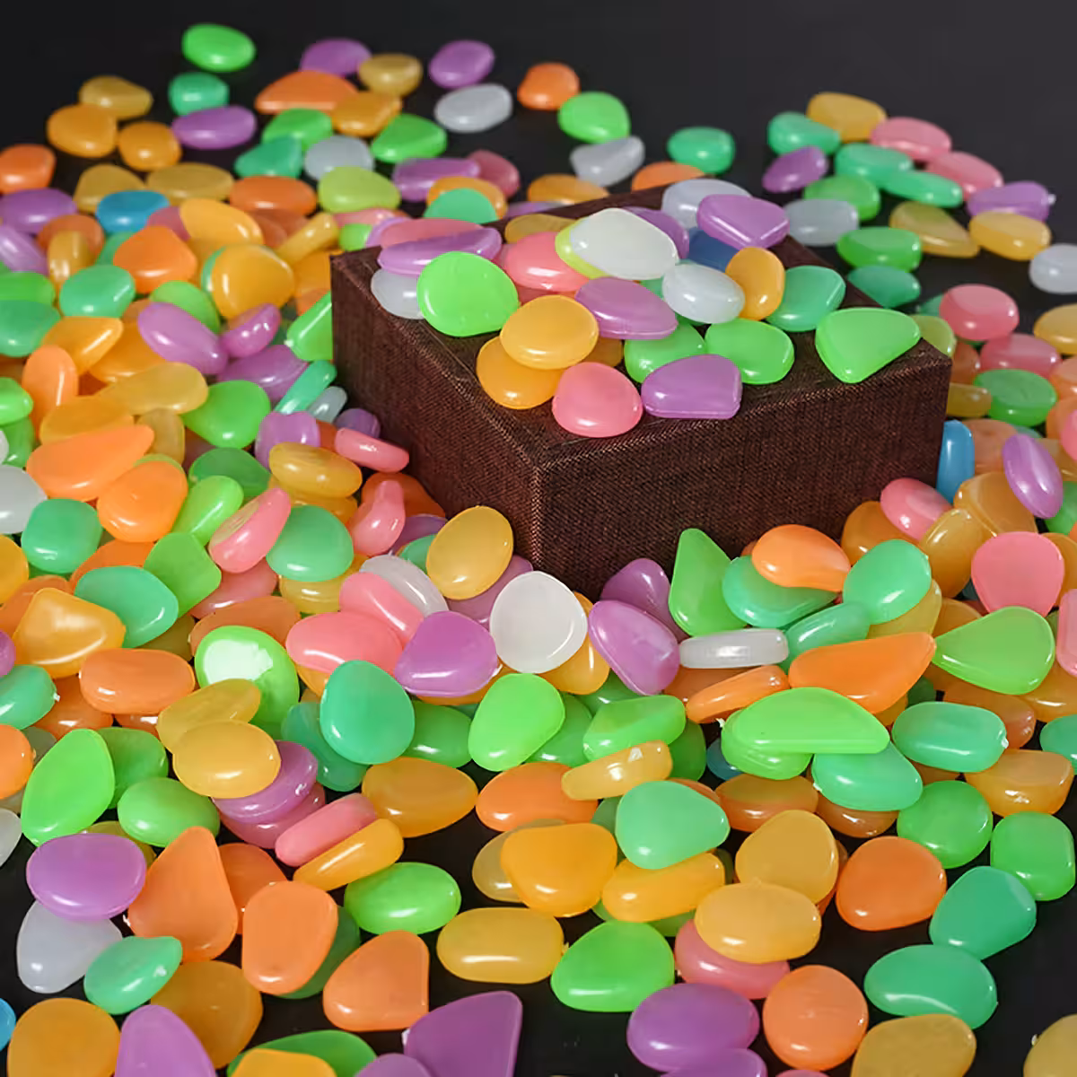 Kivet, jotka valaisevat puutarhapolkuja