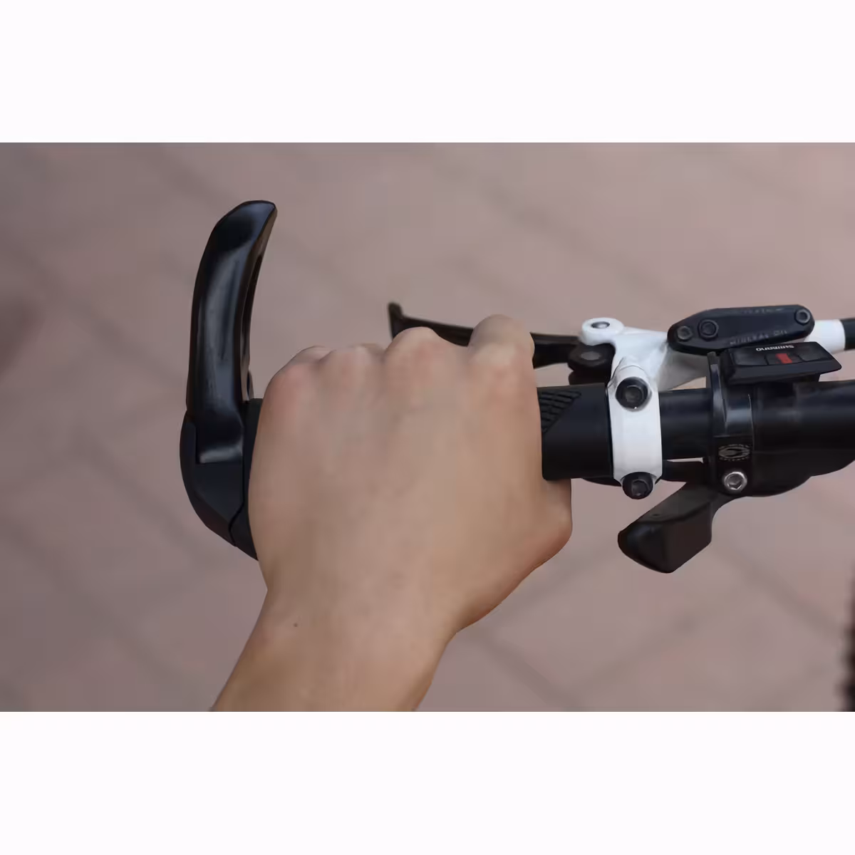 MTB-tärinää vaimentavat kahvat kumitulppineen ja sivukorvineen