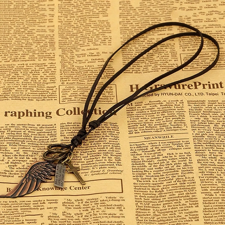 Musta nahkaketju ristiriipuksella miehille