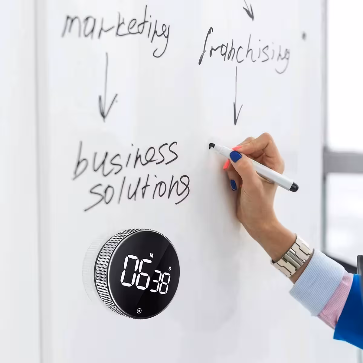 Digitaalinen ajastin kodin ja toimiston ajan hallintaan