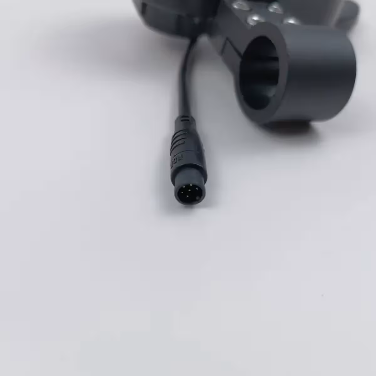 Näyttö ja kontrolleri + kaapeliyhteys potkulaudalle