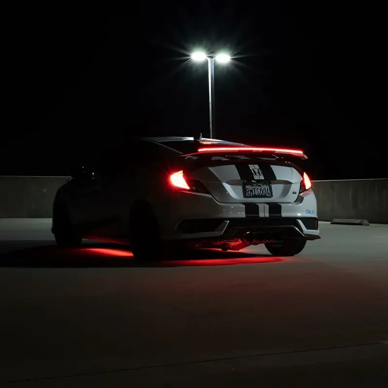 Spoileri LED-jarruvalolla takaluukulle