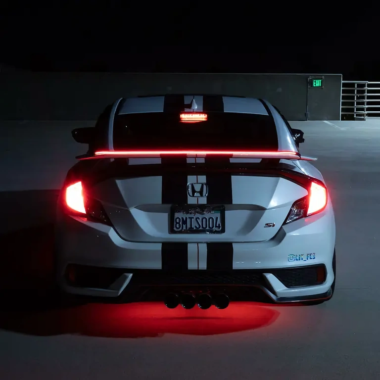 Takaluukun spoiler LED-nauhalla ja integroidulla jarrulla