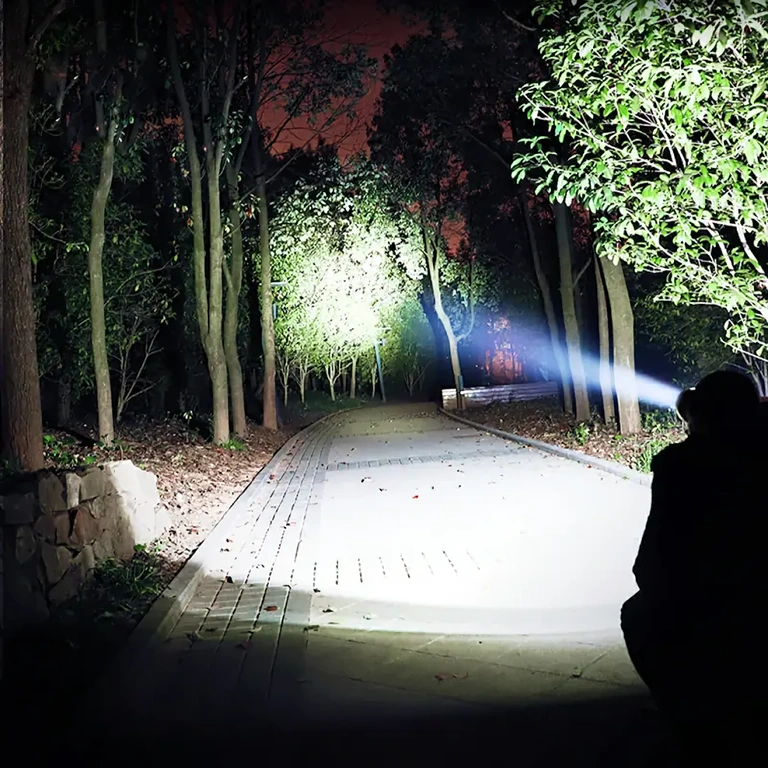 LED-otsalamppu yöharrastuksiin LED-otsalamppu työskentelyyn ja pimeässä toimimiseen