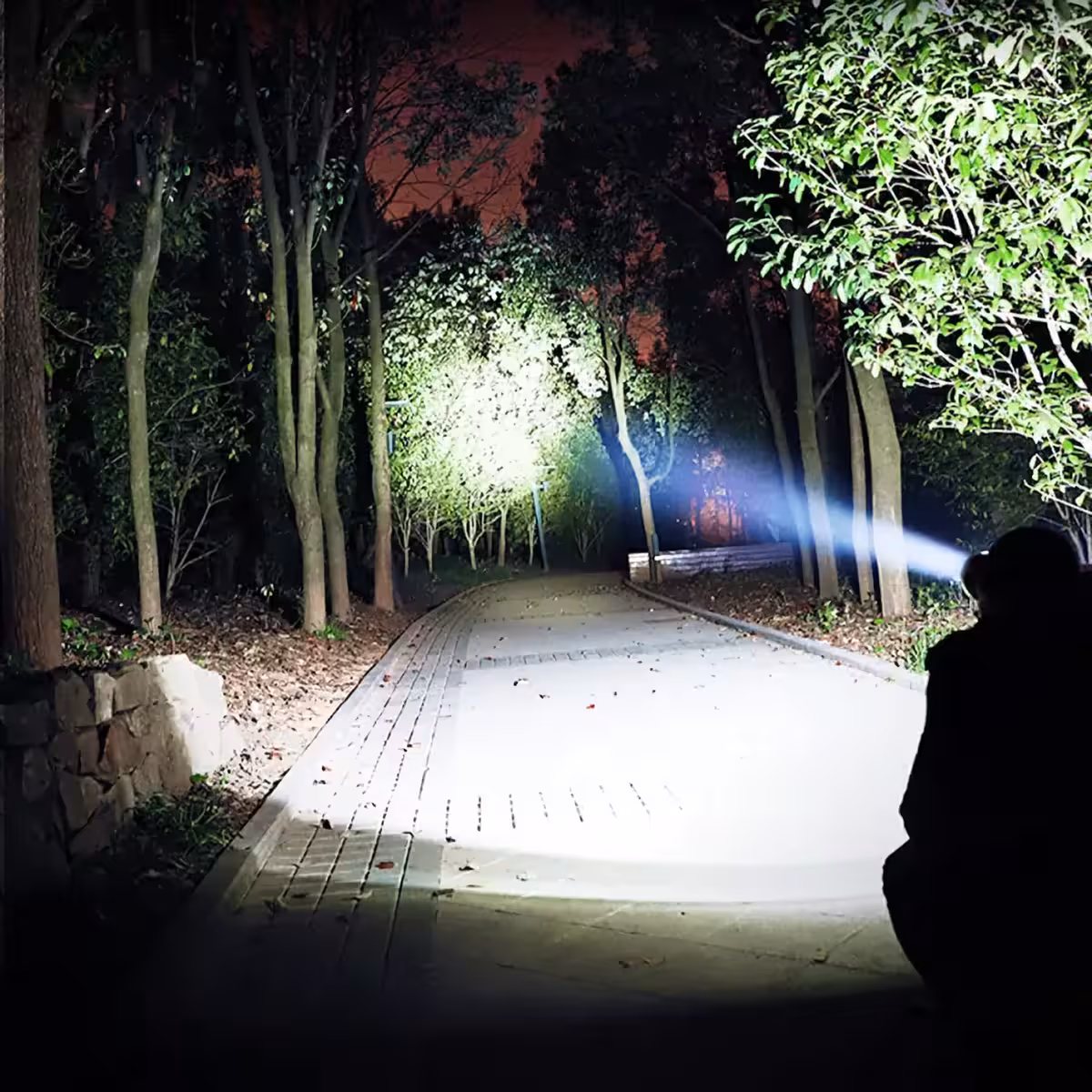 LED-otsalamppu työskentelyyn ja pimeässä toimimiseen