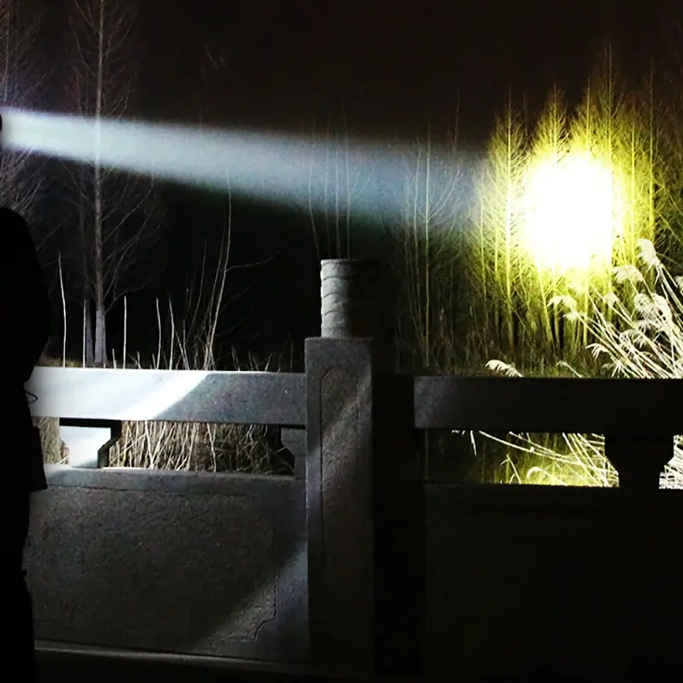 Vedenpitävä LED-otsalamppu akulla Vedenkestävä LED-otsalamppu akulla ulkokäyttöön