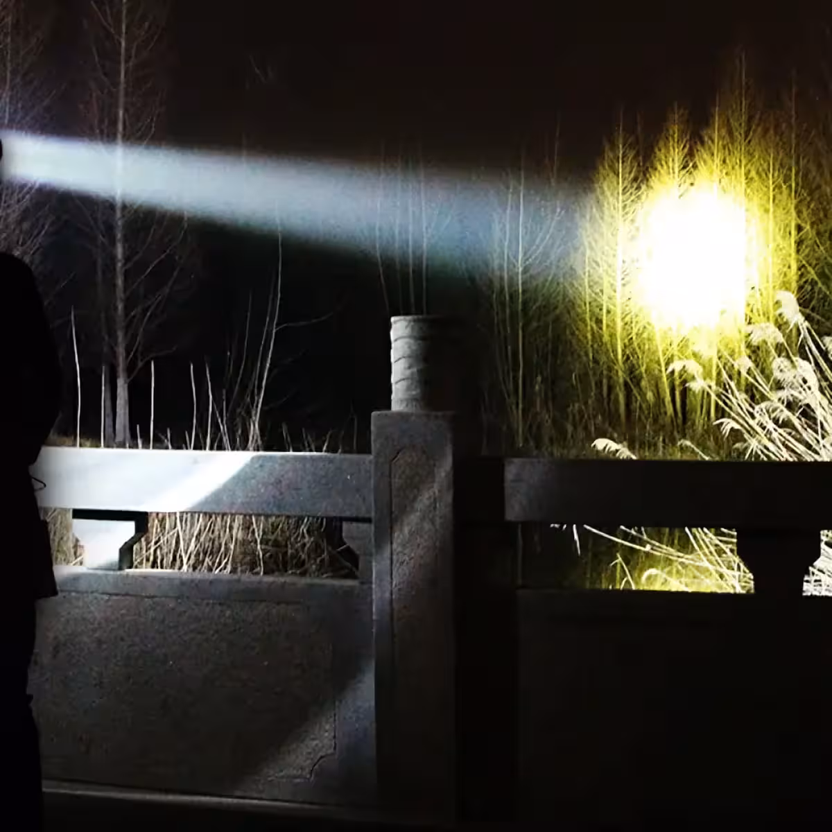 Vedenkestävä LED-otsalamppu akulla ulkokäyttöön